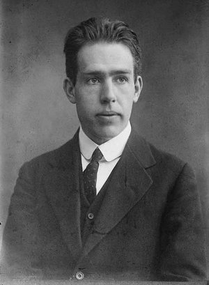 Niels Bohr i 1917, året efter han var blevet udnævnt til professor i teoretisk fysik ved Københavns Universitet og netop blevet indvalgt i Videnskabernes Selskab.