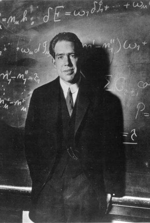 Nils Bohr, november 1923. Bohr holder ’Silliman Lectures’ ved Yale University; han gennemgår korrespondensprincippet – og viser her at det azimutale k-kvantetal kun kan ændres med 1 i kvanteovergange.