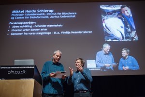 Professor i bioinformatik Mikkel Heide Schierup præsenteres af vært Jens Holbech til foredraget ‘Hvorfor mennesket erobrede kloden’ den 31. oktober 2017. (Foto: Martin Gravgaard)